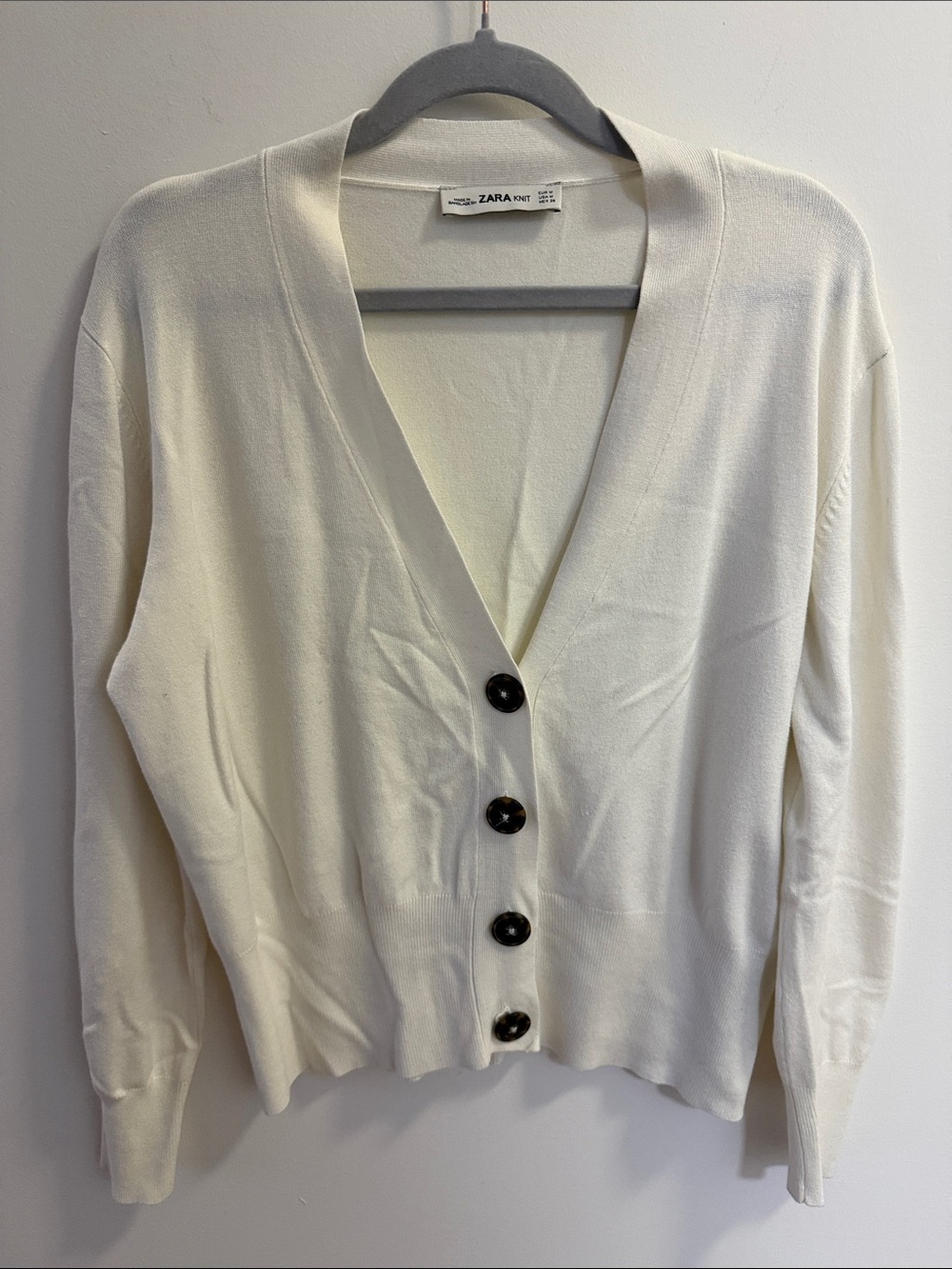 Zara Knit Off White V Neck Cardigan With Dark Brown Buttons. Size Medium.